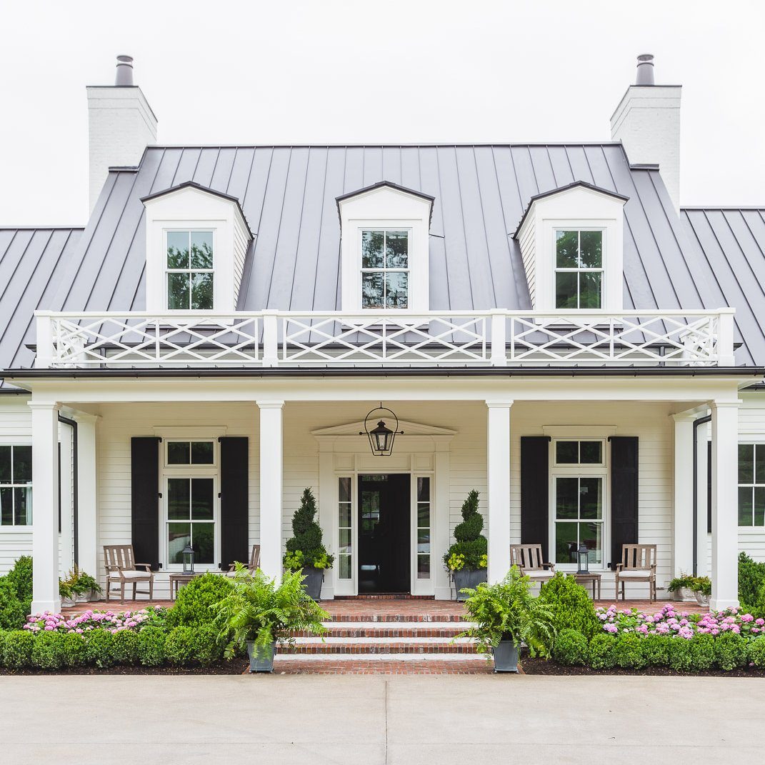 Белый фасад дома – простота и роскошь в одном архитектурном строении