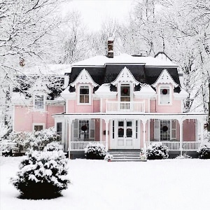 Красивый белый дом