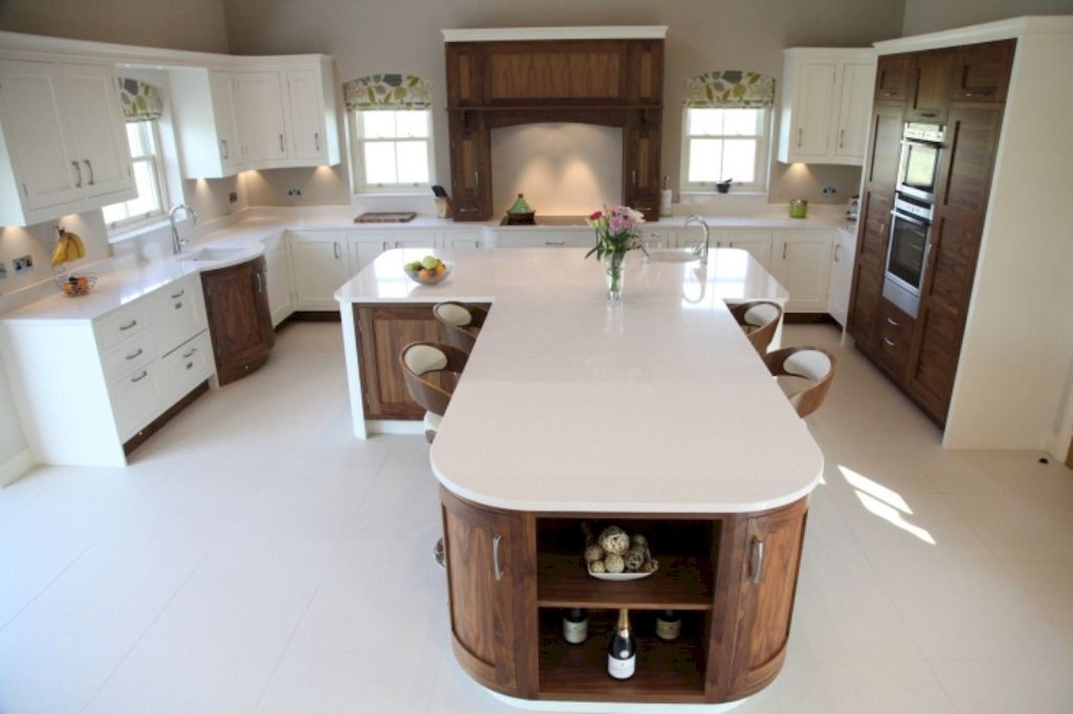 стол с островом на кухне