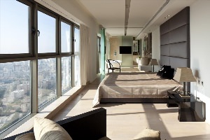 Спальня с большими панорамными окнами