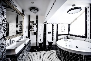 Интерьер ванны в черно белом цвете