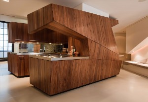 Кухни из дерева в стиле модерн