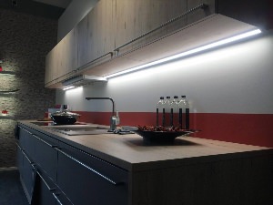 Подсветка на кухню под шкафы светильник