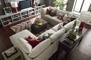 Угловой диван посередине комнаты
