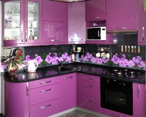 Кухня с орхидеями фиолетовая