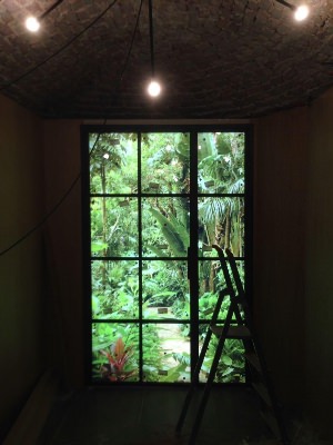 Фальш окно с подсветкой в интерьере