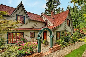 Зеленый дом с красной крышей