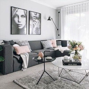 Большой серый диван в интерьере