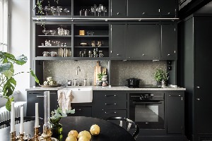 Черная кухня в маленькой квартире