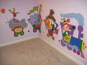 Паровоз на стене в детской комнате