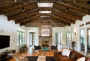 Потолок в деревянном доме с балками