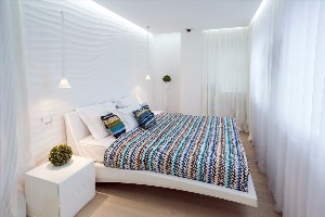 Маленькая спальня с большой кроватью