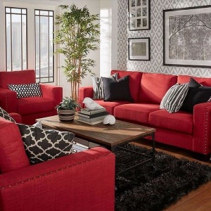 Красный диван в сером интерьере