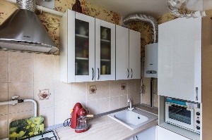 Интерьер маленькой кухни с газовой колонкой