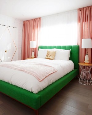 Интерьер спальни с зеленой кроватью