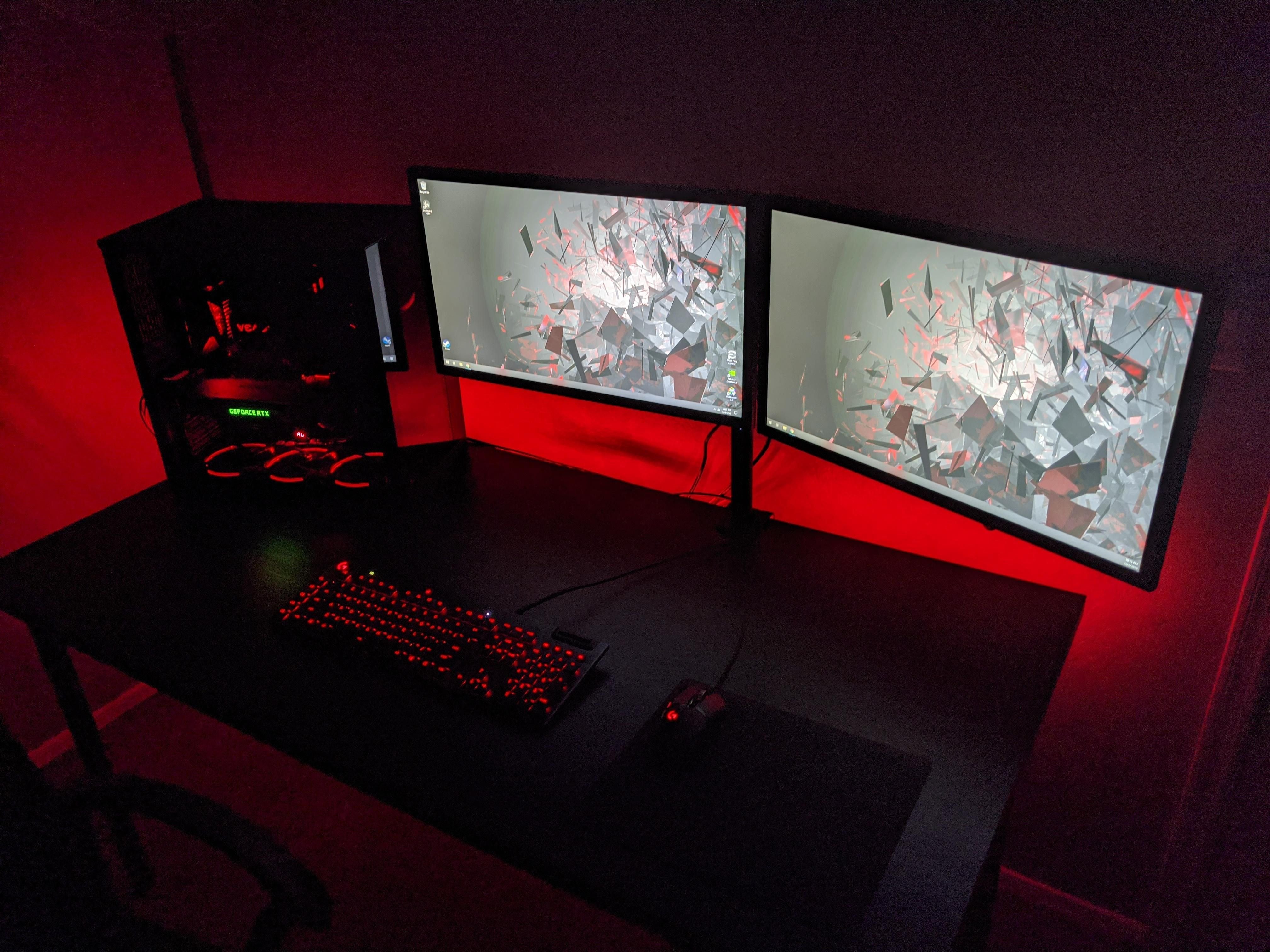 Компьютер red. Геймерские комнаты с подсветкой. Игровое место геймера. Геймерская комната с подсветкой красная. Компьютерный стол игровой с подсветкой.