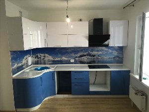 Бело голубая глянцевая кухня