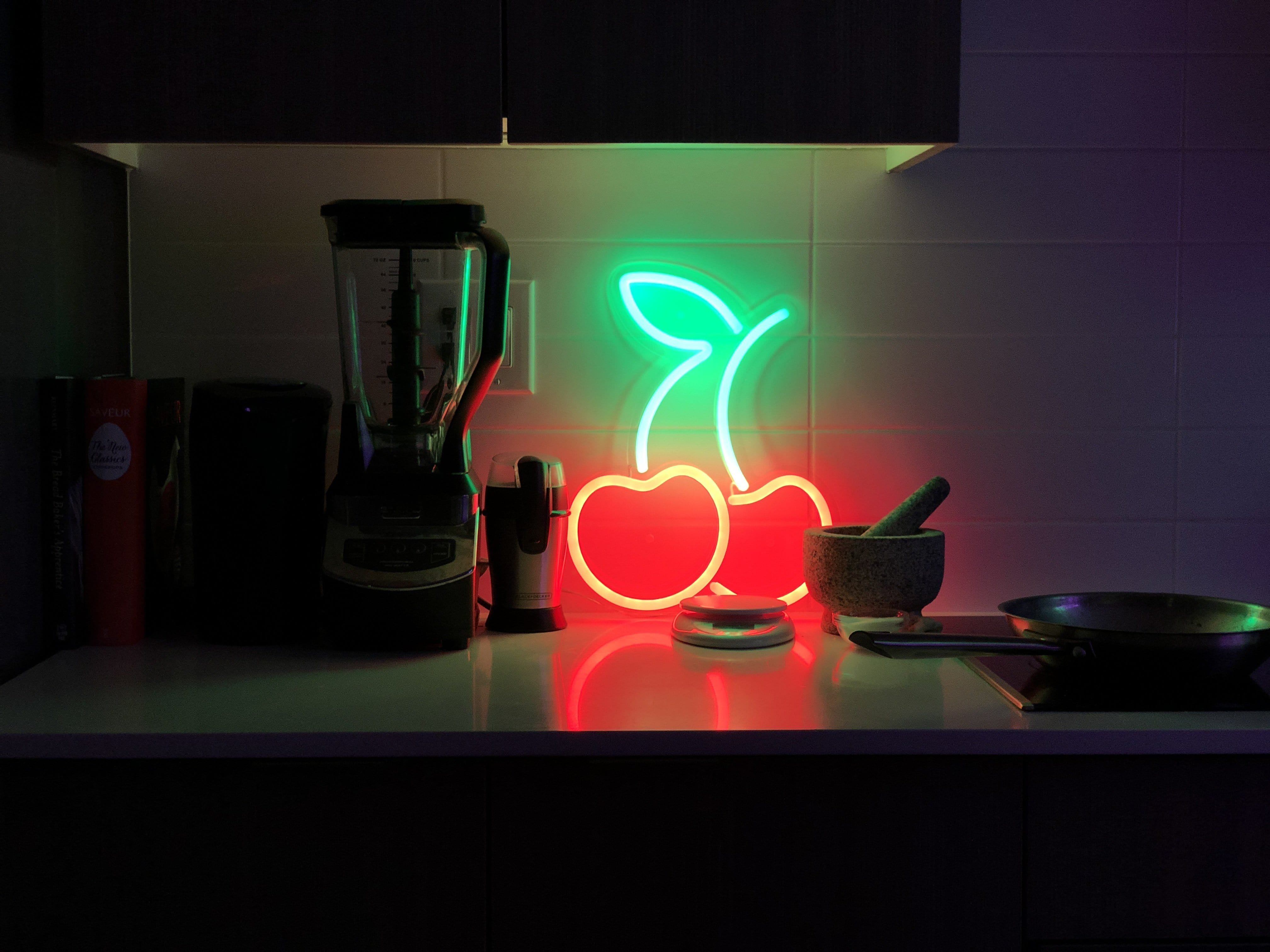Неоновая кухня. Неоновая светильник на стену для кухни. Подсветка неоном кухни. Неон на кухне Эстетика.