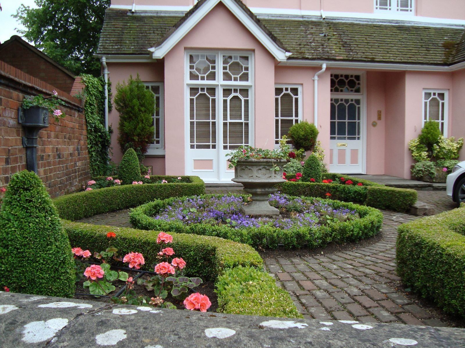 Красивые цветы перед домом. Палисадник перед домом Англия. Гарден Хаус ландшафт. Палисадник Энфилд. Палисадники в Голландии.