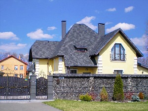 Желтый дом с серой крышей