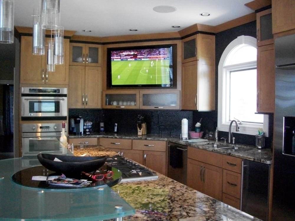 Телевизор на кухне. Кухонный гарнитур с телевизором. Кухня с большим телевизором. Большой телевизор на кухне.