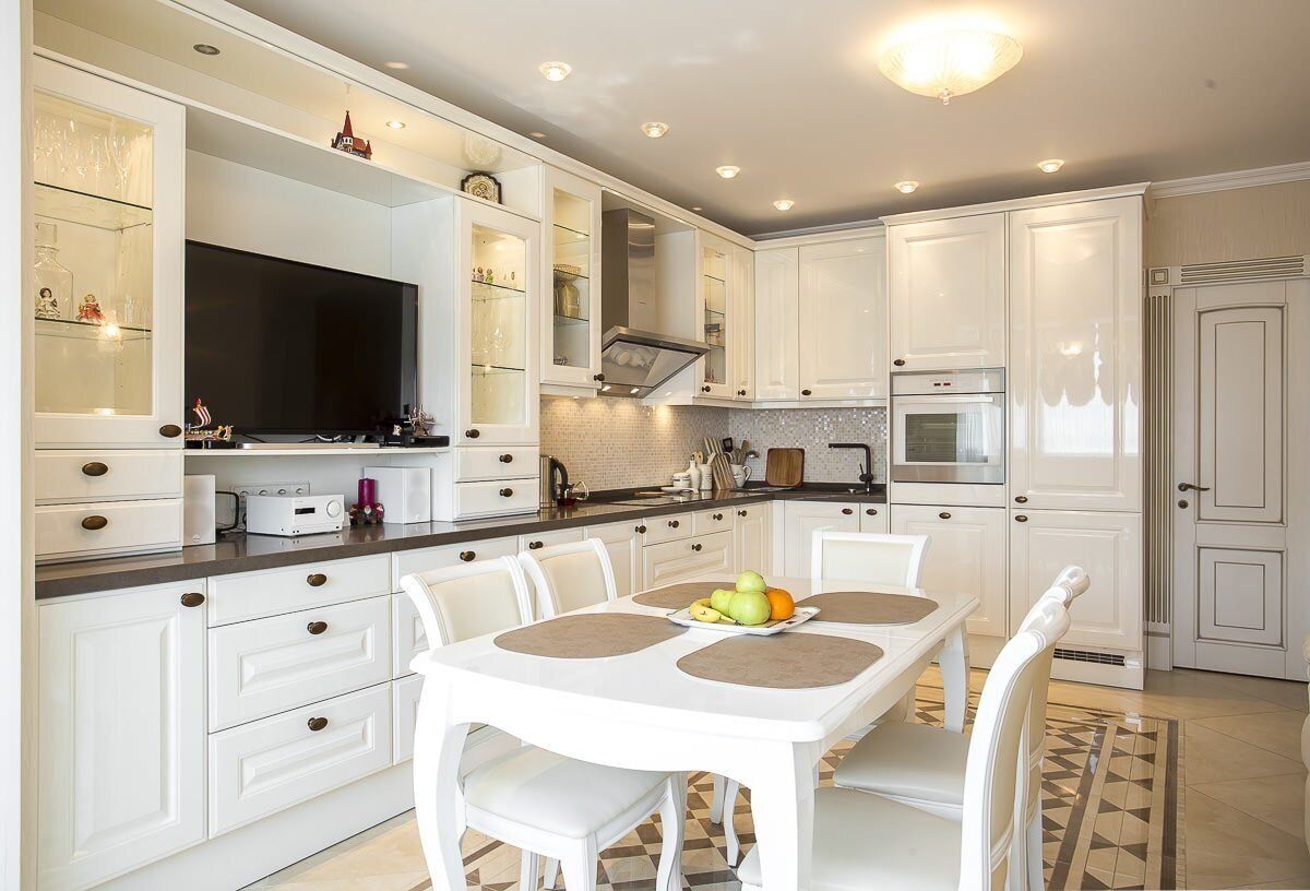 Фото светлых кухонных гарнитуров. Красивые кухни. Интерьер кухни. Белые кухни. Кухня в светлых тонах.