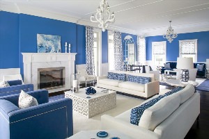 Голубые стены в интерьере гостиной