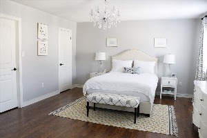 Дизайн спальни с белыми стенами
