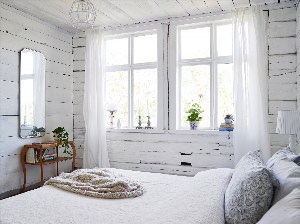 Интерьер деревянного дома в белом цвете