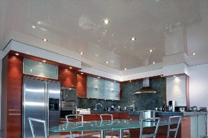 Натяжной потолок на кухне дизайн