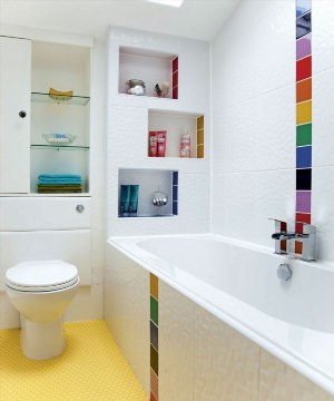 Белая ванная комната с яркими акцентами