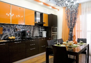Оранжево коричневая кухня
