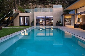 Частный дом с бассейном
