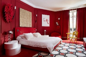 Комната в красном цвете