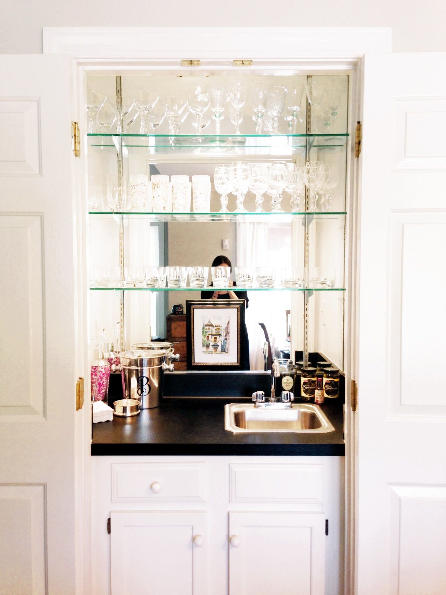 Baby glass shelf box dish. Шкаф барная для маленькой кухни. Барная полка зеркальная. Зеркальные барные полки. Шкаф-бар для кухни.