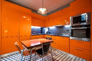 Кухня оранжевая с белым