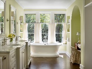 Интерьер ванной с окном