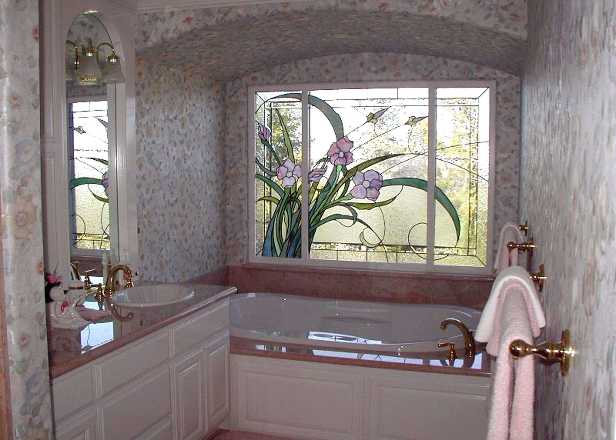 Окно в ванной комнате. Витражное окно в ванной комнате. Окно в ванной комнате в хрущевке. Окно в ванную комнату в хрущевке.