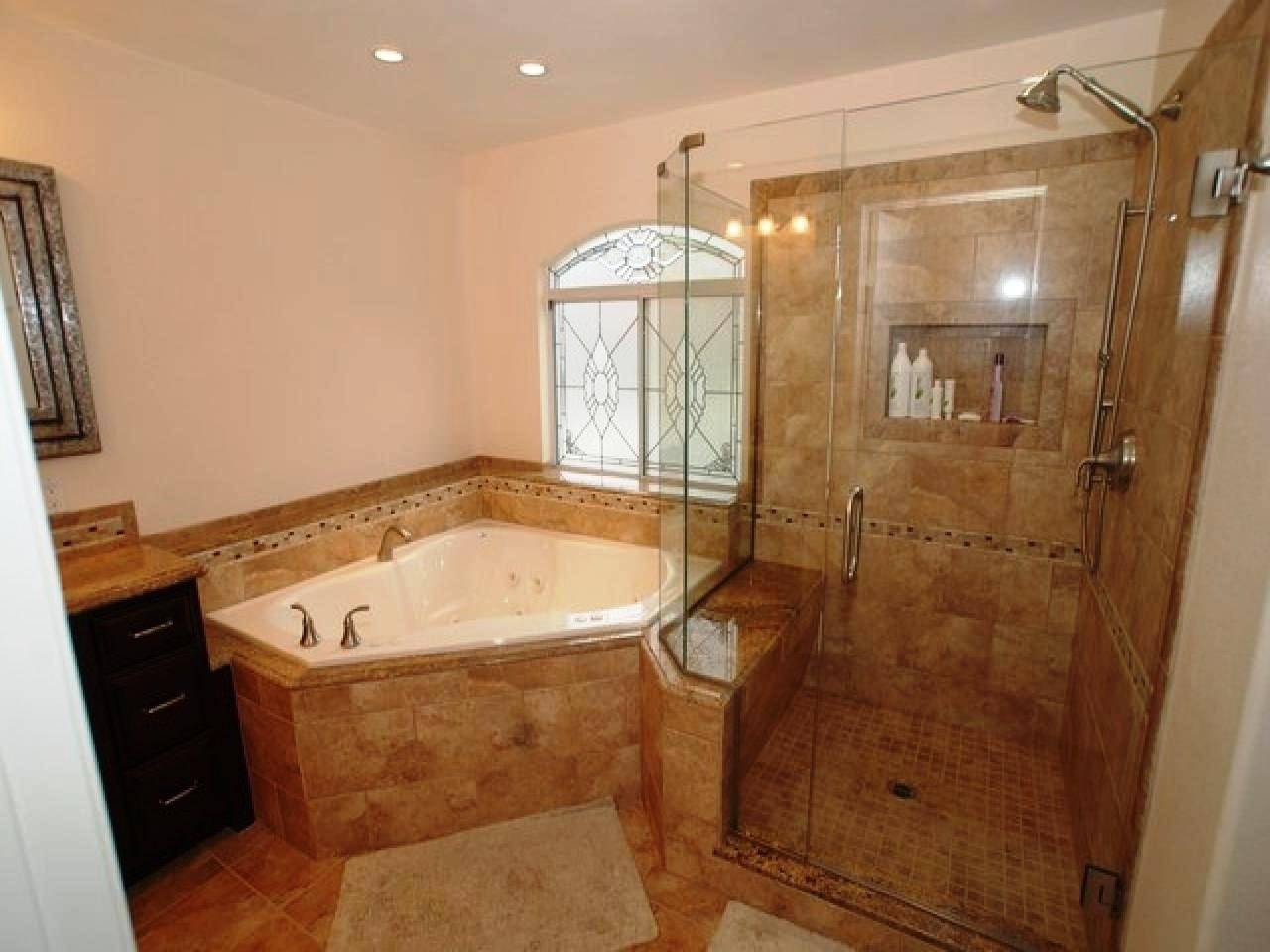 ванная комната с душевой кабиной и угловой ванной