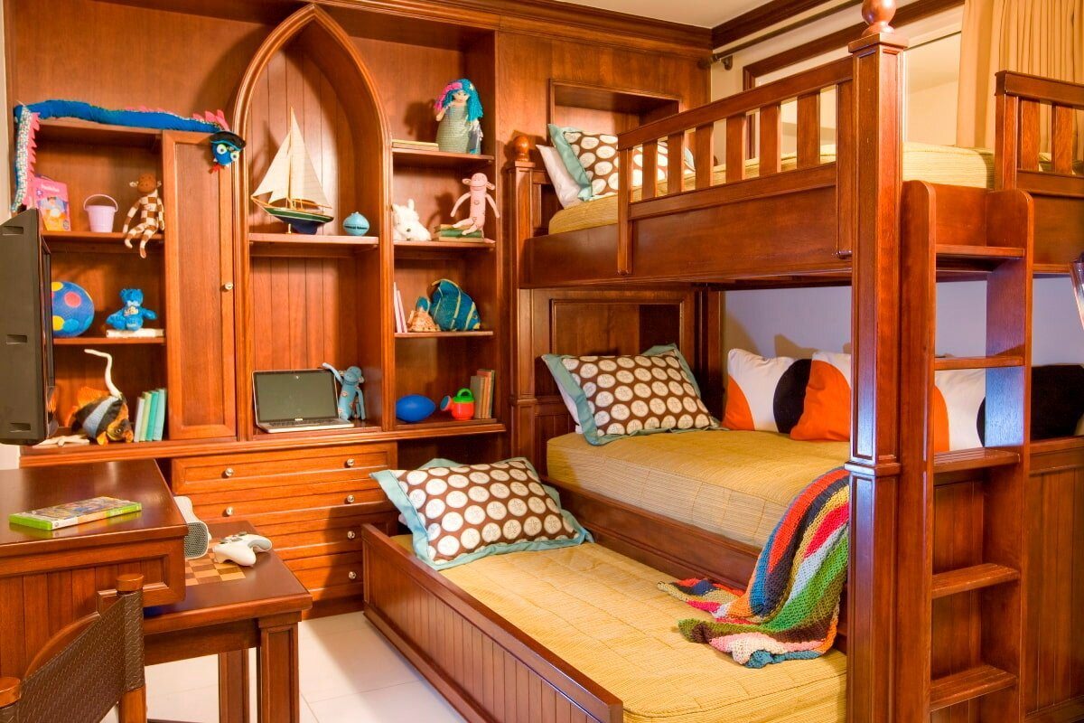 Красивые комнаты на двоих. Кровать для троих разнополых детей. Спальня с двухъярусной кроватью. Комната для троих детей. Детская спальня.