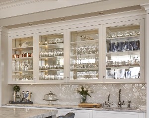Кухня со стеклянными дверцами