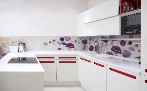 Белая кухня с цветным фартуком
