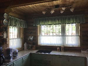 Шторы в деревянную кухню