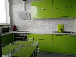 Кухня с зелеными фасадами