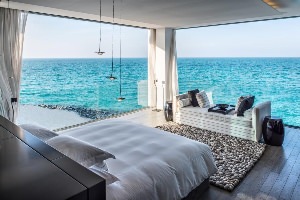 Комната с видом на море