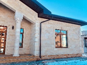 Отделка домов дагестанским камнем фасады