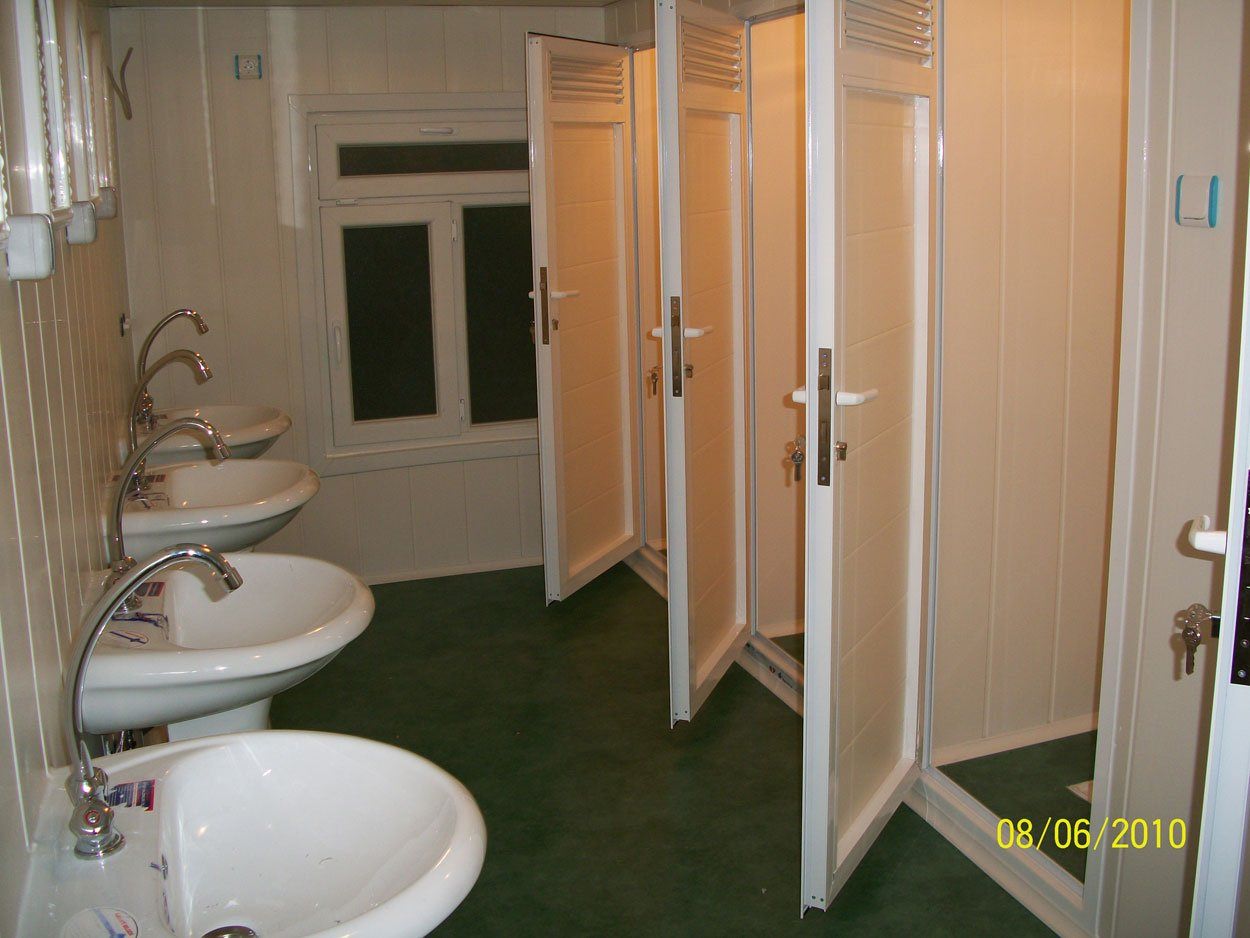 Туалет в общежитии в комнате. Душевая в модульном домике. Душевые кабины для производственных помещений. Туалет и душевая кабинка на кухне. Душевые кабины на предприятии.