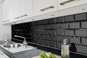 Черно белая плитка на кухне