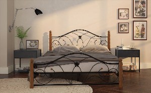Интерьер спальни с металлической кроватью