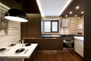Интерьеры маленьких кухонь с натяжными потолками